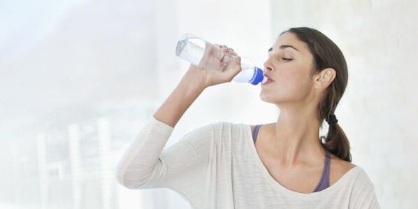To lose weight quickly, you need to drink at least 2 liters of water a day. 