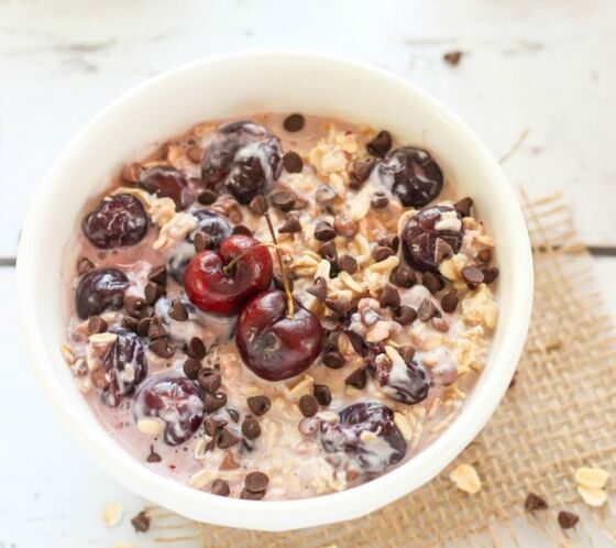Low-calorie oatmeal with dark chocolate and cherries