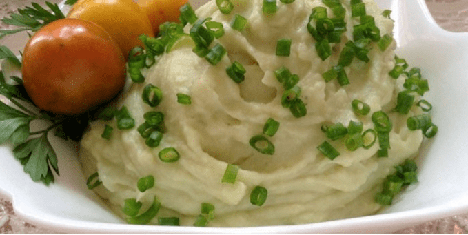 Made of puree made of colorful cabbage and tomatoes