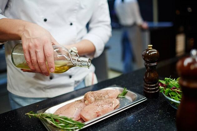 Eat chicken and olive oil on a ketogenic diet
